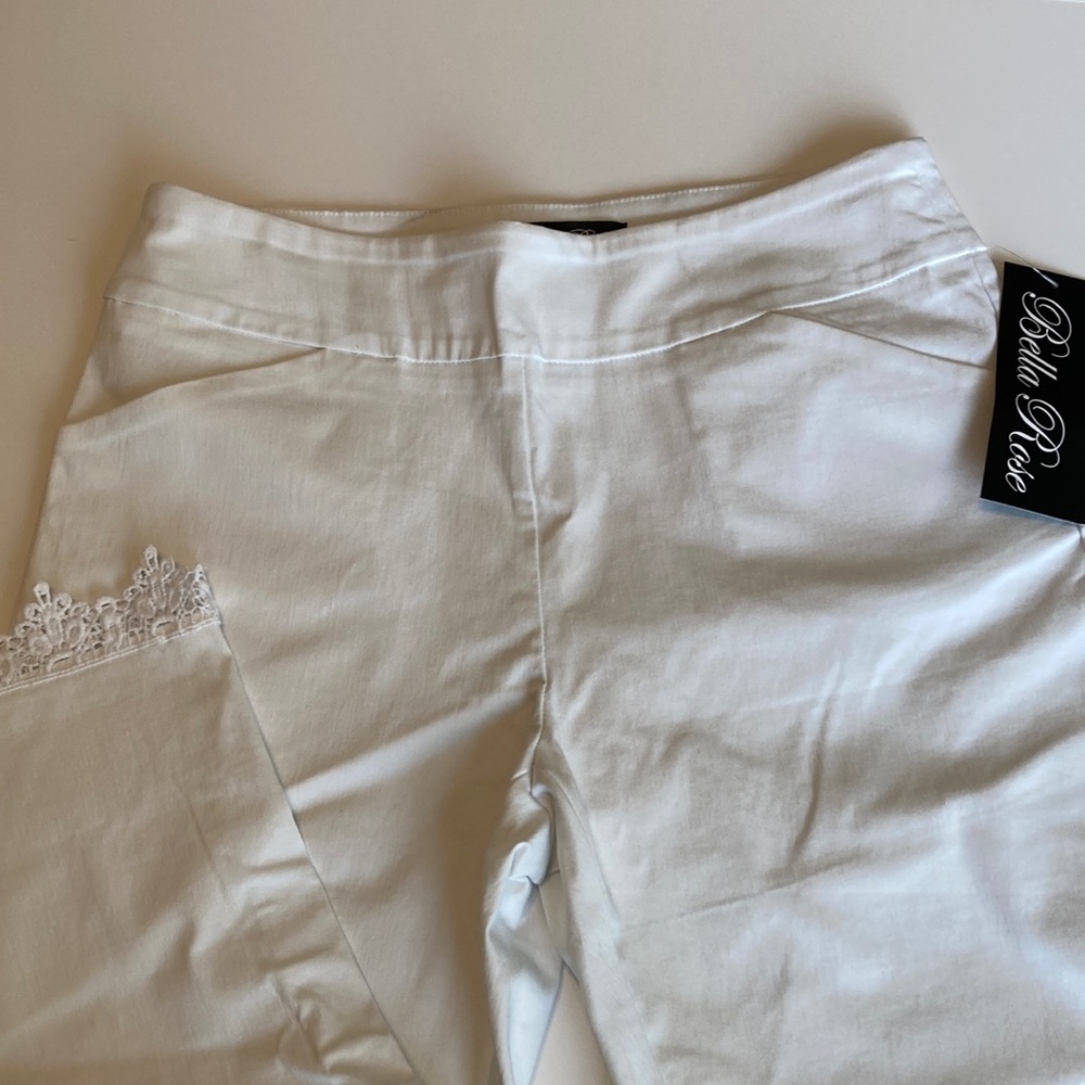 Bella Rose Closet White Capris Casual Pants